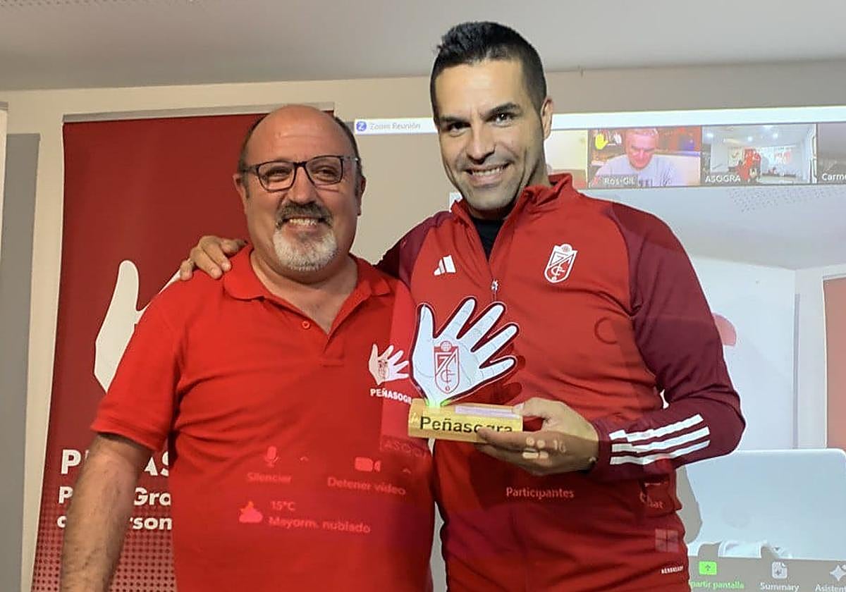 Antonio Molina, a la derecha, en un acto anterior con las peñas del Granada.