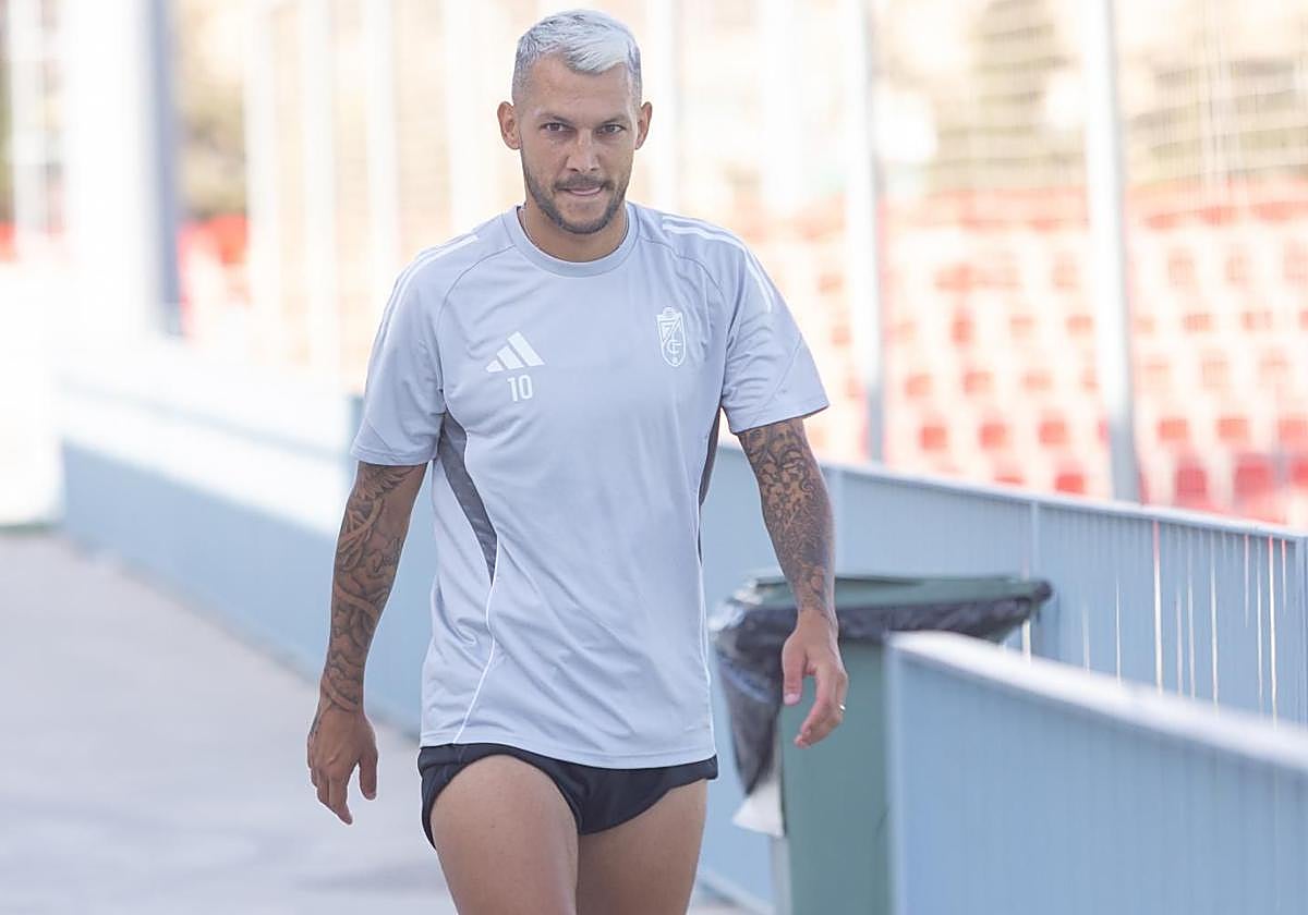 Stoichkov sale a entrenar durante una sesión de la presente pretemporada en la Ciudad Deportiva del Granada.