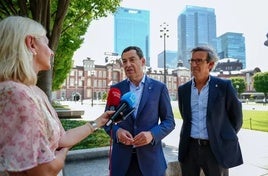 El presidente de la Junta de Andalucía, Juanma Moreno, y el consejero de Industria, Jorge Paradela, en una imagen de archivo del viaje a Japón.