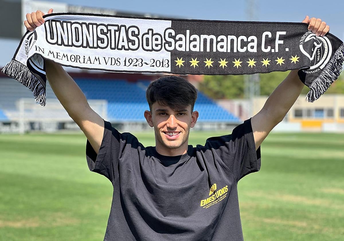 El exnazarí Juanma Lendínez, durante su presentación con Unionistas.