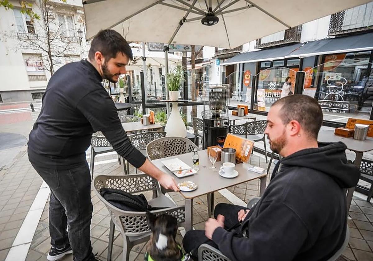 El paro cae en 586 personas en Granada el arranque del verano