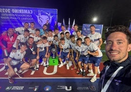 El equipo masculino celebra el subcampeonato en la ciudad de Camerino.