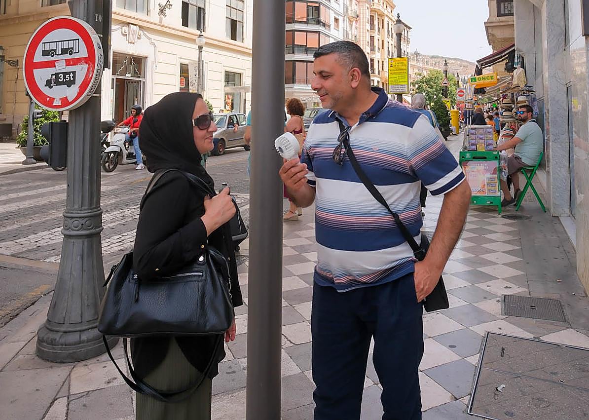 Imagen secundaria 1 - Miguel, con la botella congelada; Razia y Mohammad, con su ventilador; y Francisca, con Fray Leopoldo. 