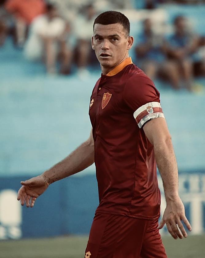 El delantero minero Jack Harper con la nueva camiseta aurirroja.