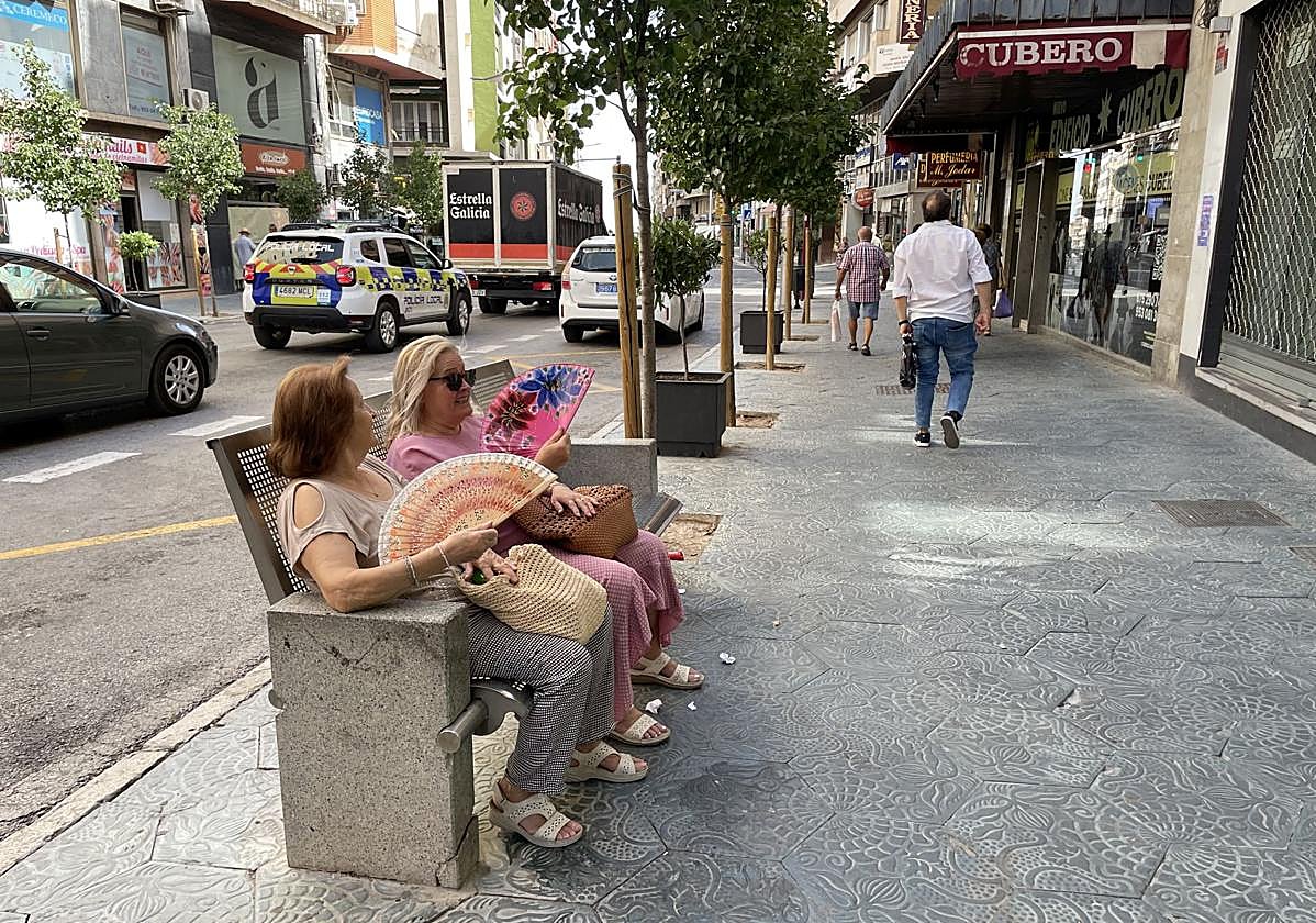 Dos mujeres se abanican en la calle Virgen de la Capilla de la capital jienense.