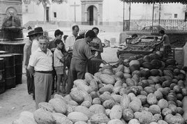 Pilas de melones y sandíasque se montaban en la Plaza de Dúrcal para su venta