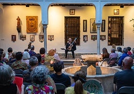 La instrumentista Raphaella Smits, en un momento de su actuación en el Museo de San Juan de Dios.