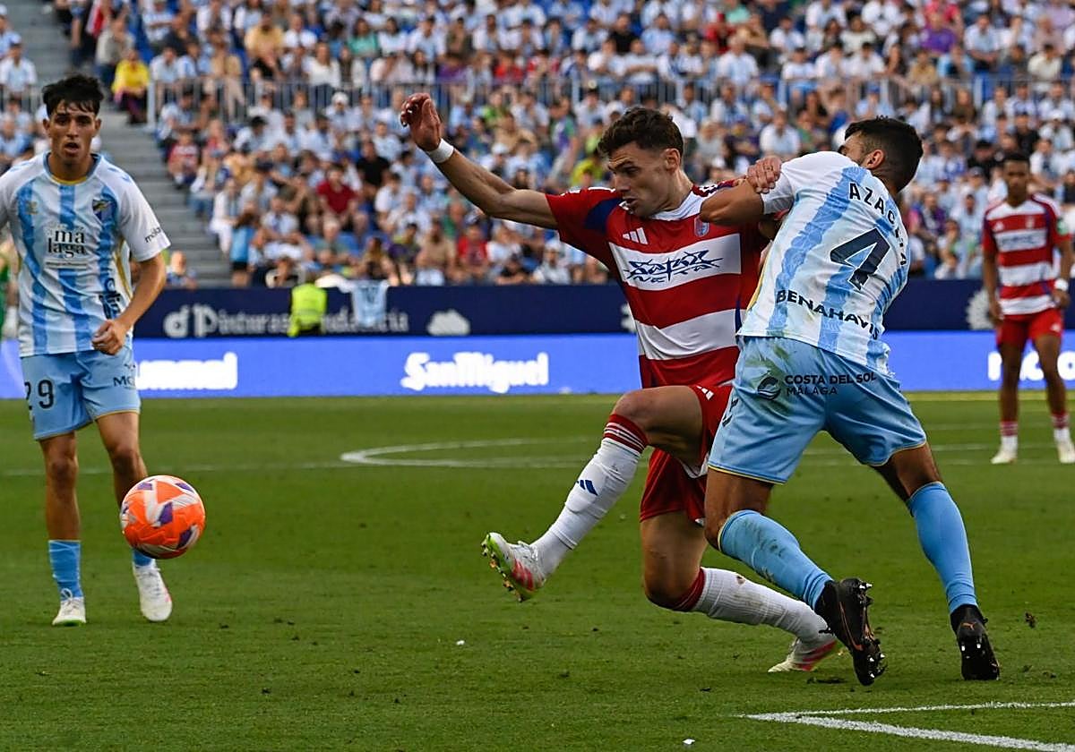Lucas Boyé pelea por un balón en La Rosaleda la temporada pasada.