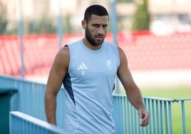 Shon Weissman sale cabizbajo a entrenar durante una sesión de la semana pasada.