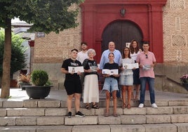 Presentación de las Fiestas, en la puerta de la Iglesia, con equipo de Gobierno y representantes de la Comisión de Fiestas