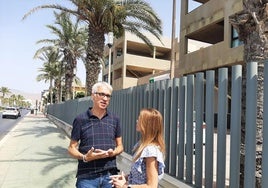 Manuel Vallejo y Soledad Martínez, frente a la Residencia de Mayores de El Zapillo.