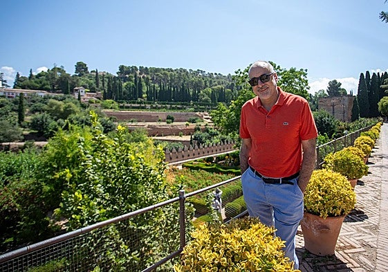 Rodrigo Ruiz-Jiménez, paseando por el monumento granadino.
