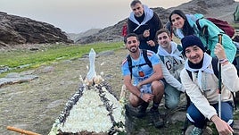 Un grupo de romeros junto a la pequeña Virgen de marmolina que portan durante toda la madrugada camino del Veleta