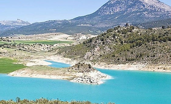 La Sagra vista desde el pantano de San Clemente, que recibe agua del río Bravatas o Huéscar, que nace en la propia montaña.