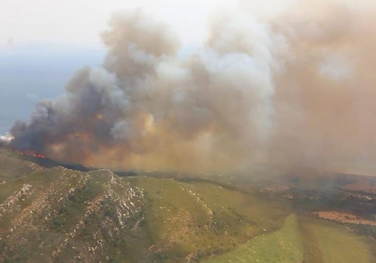 Evacuados hoteles, campings, chiringuitos y 5.000 vehículos por el incendio de Tarifa