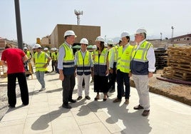 Rocío Díaz y el regidor de Churriana, Antonio Narváez, durante la visita a las obras.