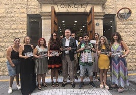 Cristóbal Martínez, María Luisa Garzón, Ana Gay y otros afiliados frente a la sede de la ONCE Jaén.