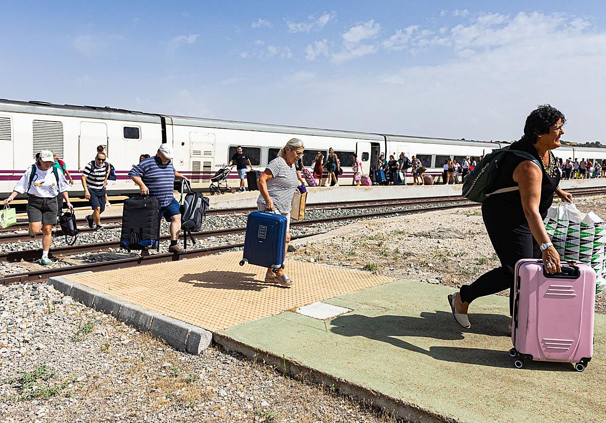 Traslado de pasajeros del tren averiado en la estación Alamedilla-Guadahortuna.