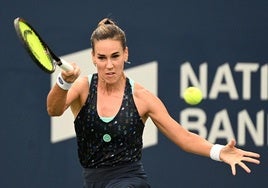 Nuria Párrizas golpea la bola en el WTA.