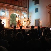 Un momento de la primera jornada de Poesía en el Laurel, anoche en La Zubia.