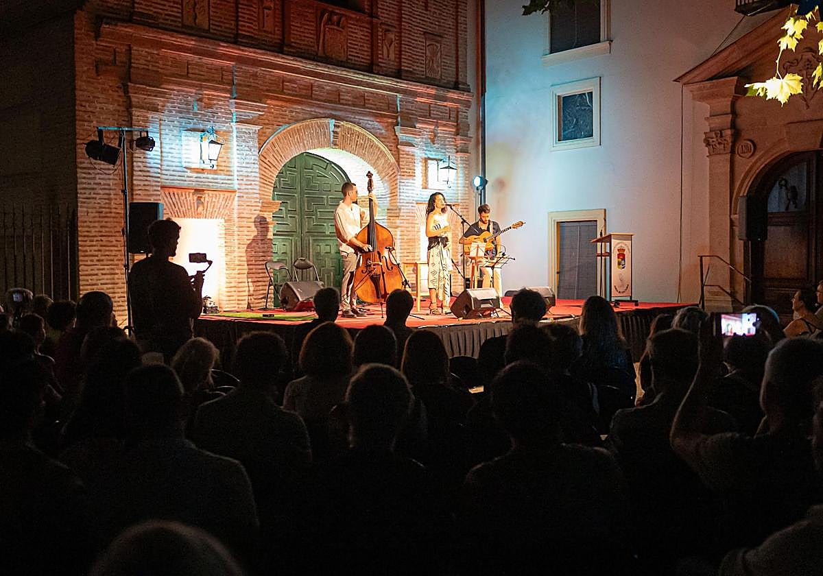 Un momento de la primera jornada de Poesía en el Laurel, anoche en La Zubia.