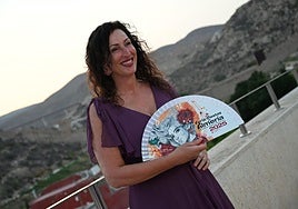 La alcaldesa de Almería, con su abanico de la Feria de 2025, diseño de Mar Gregorio.