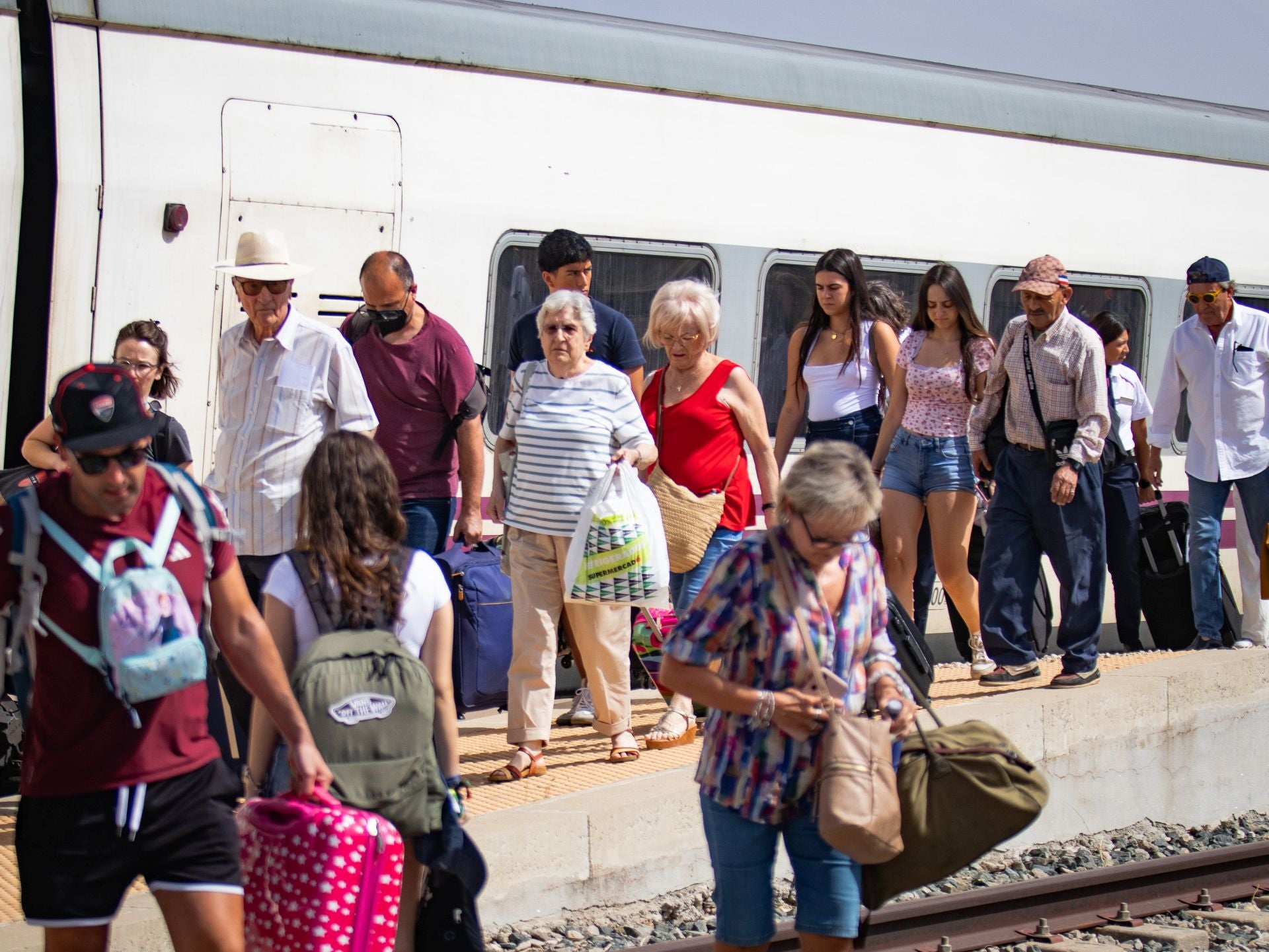 Las imágenes de los pasajeros afectados por la nueva avería en un tren detenido en Alamedilla-Guadahortuna