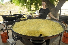 Una cocinera preparando las migas.