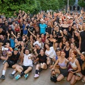 Foto de familia de los miembros del Seven Run Club, un grupo de entusiastas del 'running' que salen juntos a hacer deporte por Granada.