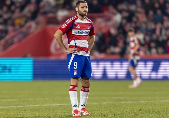 Shon Weissman se lamenta de una oportunidad perdida durante un partido de la temporada pasada.