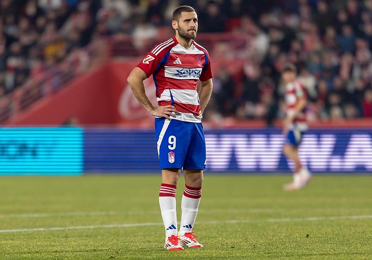 Shon Weissman se lamenta de una oportunidad perdida durante un partido de la temporada pasada.
