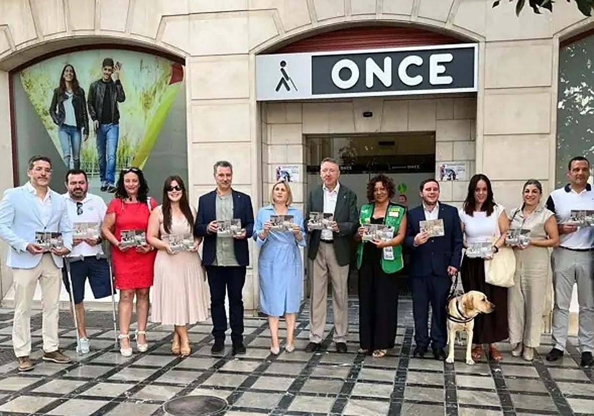 Foto de familia del Grupo Social ONCE en Granada.