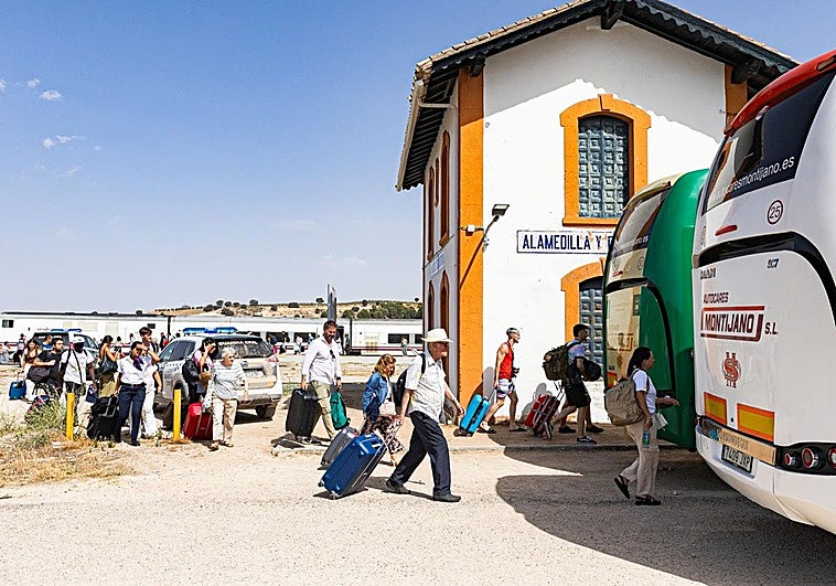Renfe habilita tres autobuses para trasladar a los 190 pasajeros del tren averiado hasta Almería.