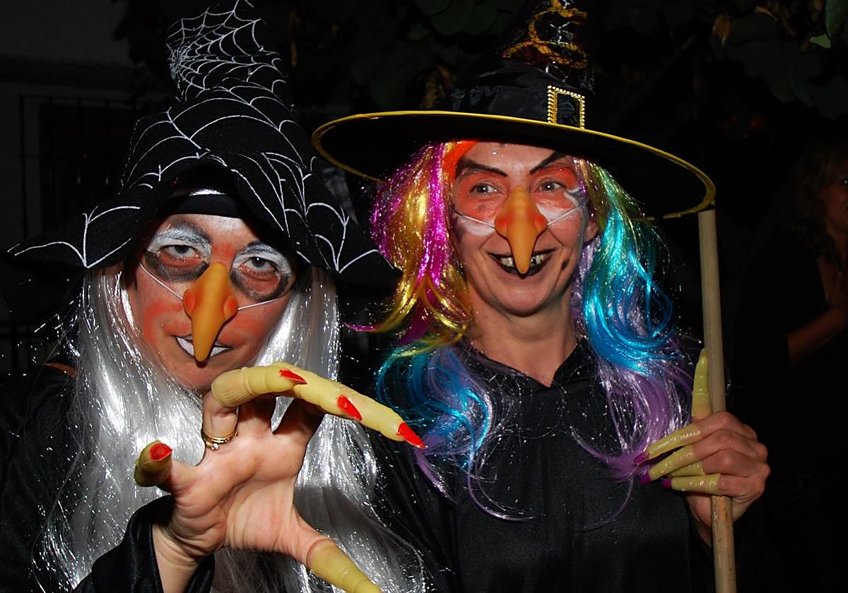 Dos brujas haciendo de las suyas en una fiesta de Soportújar.