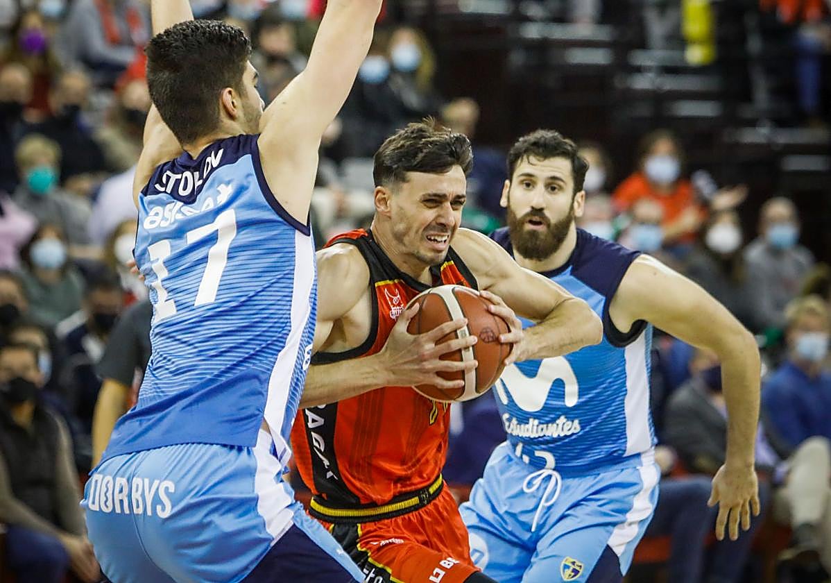 Pere Tomàs sobrevive en la plantilla granadina que subió a la Liga Endesa, aquí frente al Estudiantes.