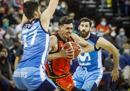 Pere Tomàs sobrevive en la plantilla granadina que subió a la Liga Endesa, aquí frente al Estudiantes.