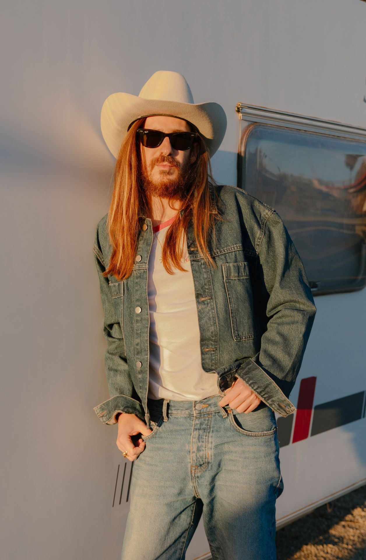 Carlos Sadness, autodefinido como «un tipo happiness», actuará este noche en Roquetas de Mar.