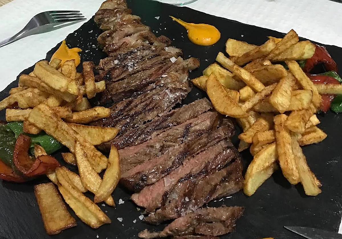 Imagen principal - El bar de Granada que ofrece tapas a la brasa: «Es nuestra especialidad y a la gente les encantan»