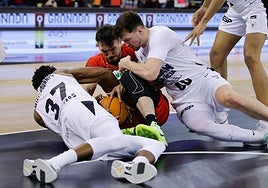 Iván Aurrecoechea lucha por la posesión del balón en el partido contra el UCAM Murcia de la temporada pasada en el Palacio.