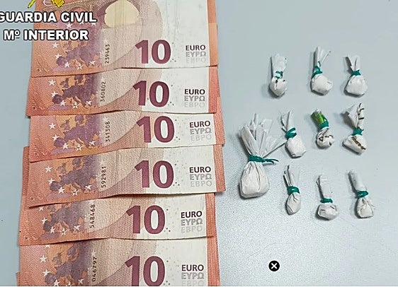 El dinero y la droga intervenida.