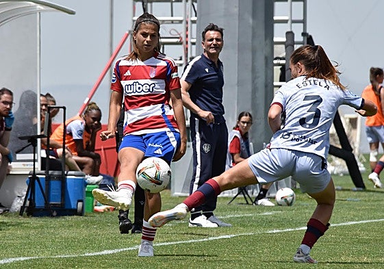 La rojiblanca Laura Pérez pasa el balón ante el Levante la pasada campaña.