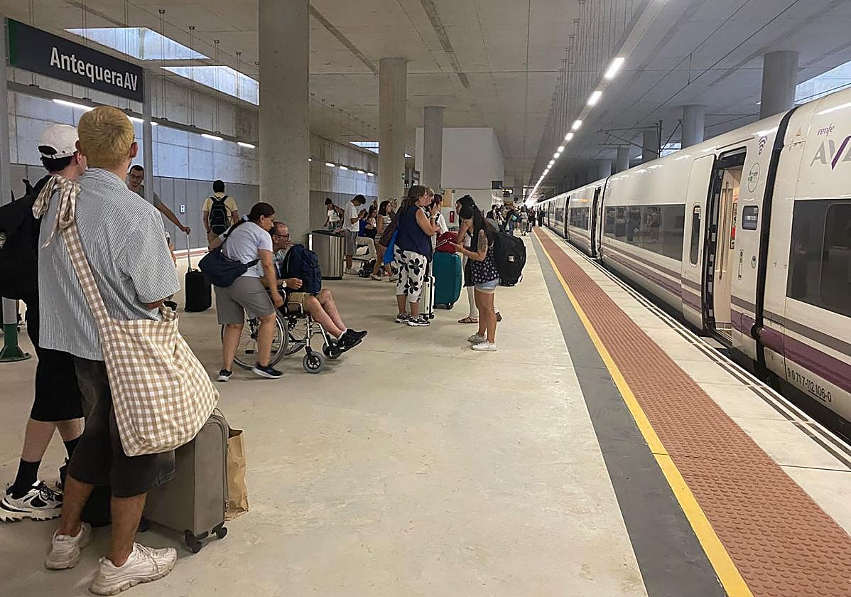 Los pasajeros del AVE averiado esperando para subirse en otro convoy.