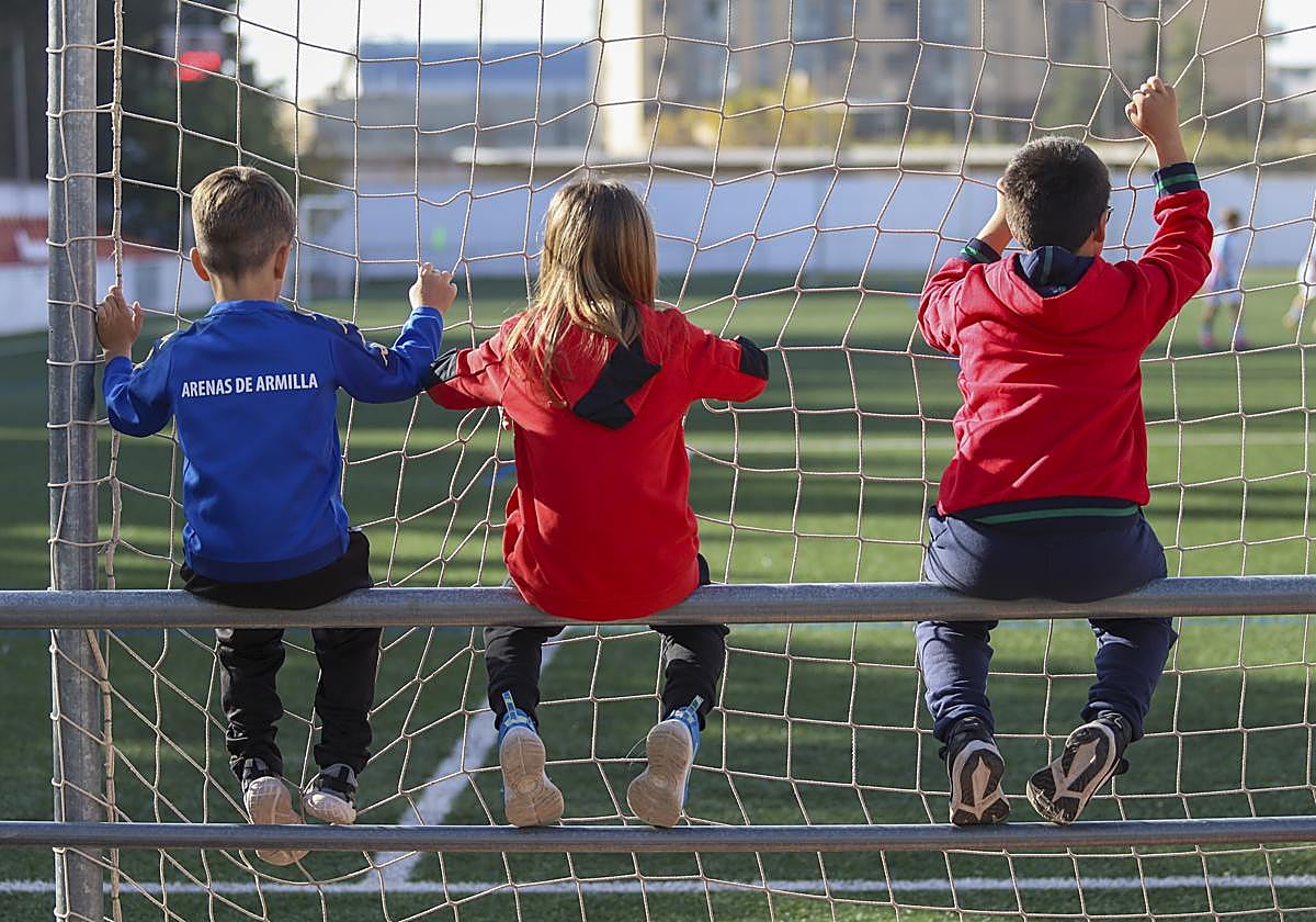 Menores asisten a un partido de categorías inferiores en Granada.