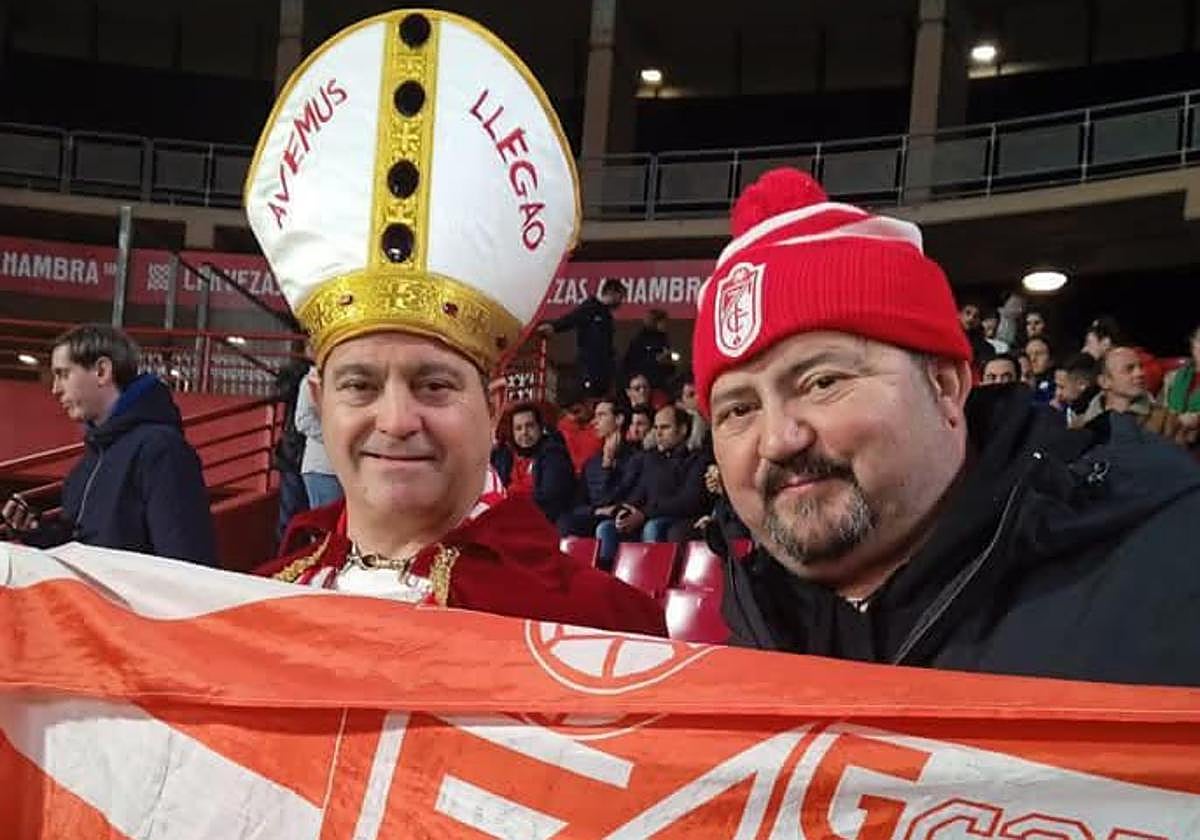 Miguel, junto al 'Papa' del Granada.