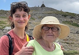 Esmeralda Castaño, a la derecha, posa junto a su nieta Elena.