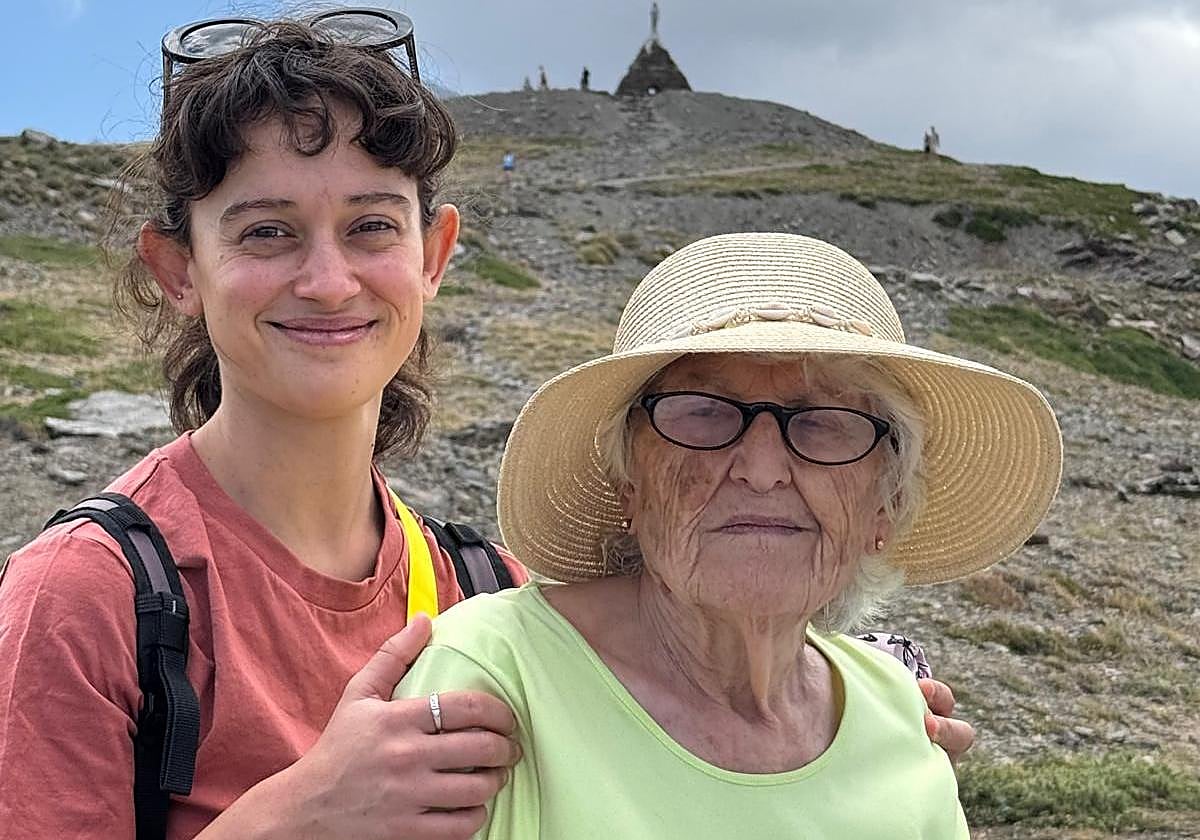 Esmeralda Castaño, a la derecha, posa junto a su nieta Elena.