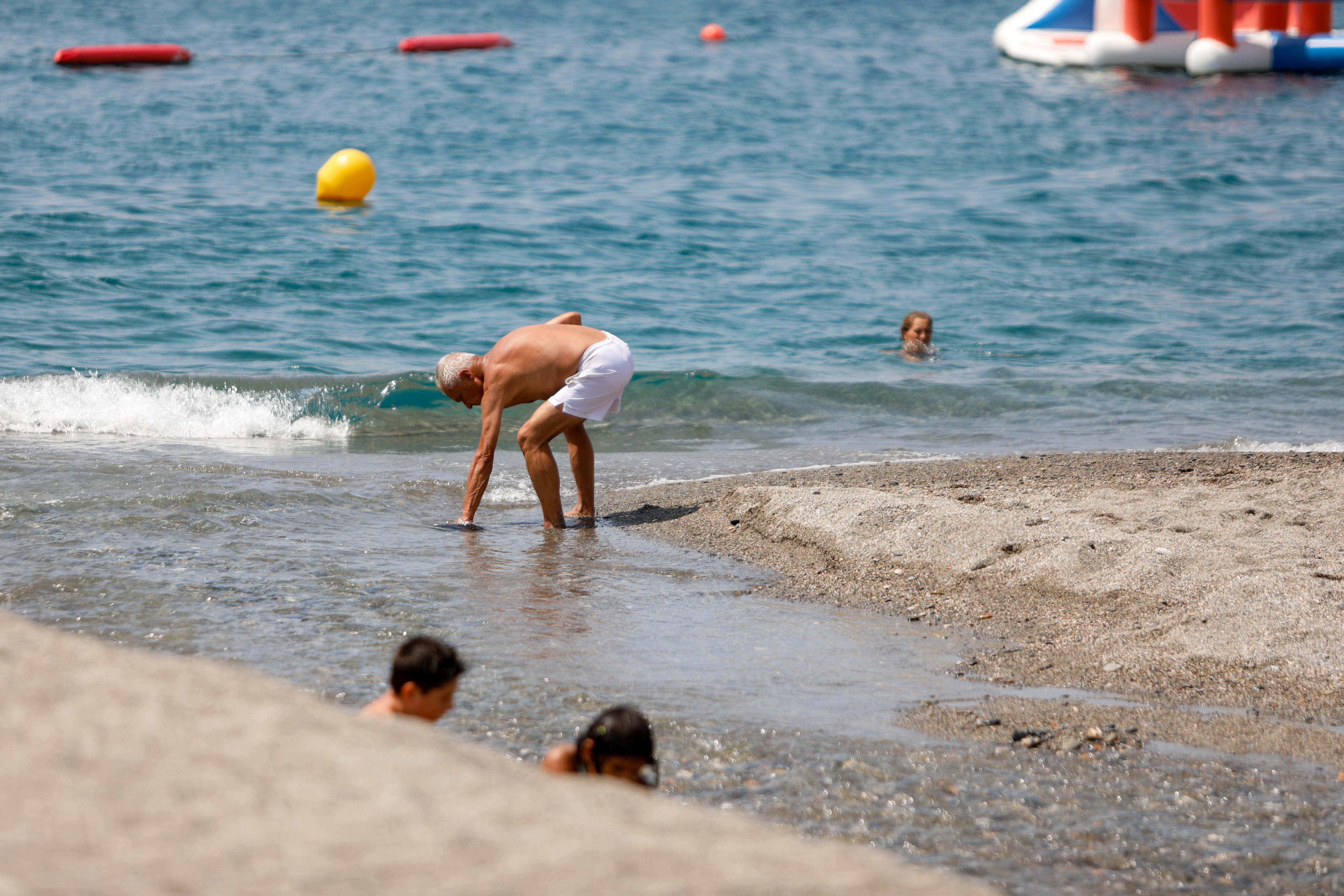 Bañistas en Salobreña se enteran de la presencia de bacterias fecales en el agua