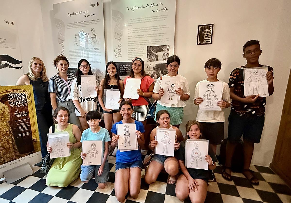 Jóvenes de Almería dibujan a 'Super Valente' en un taller en la Casa del Poeta