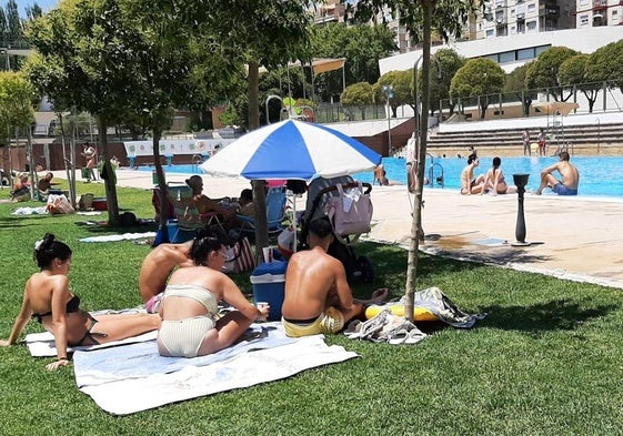 Imagen de archivo de una piscina.