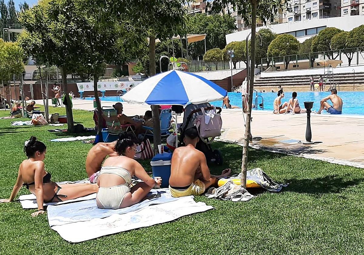 Imagen de archivo de una piscina.